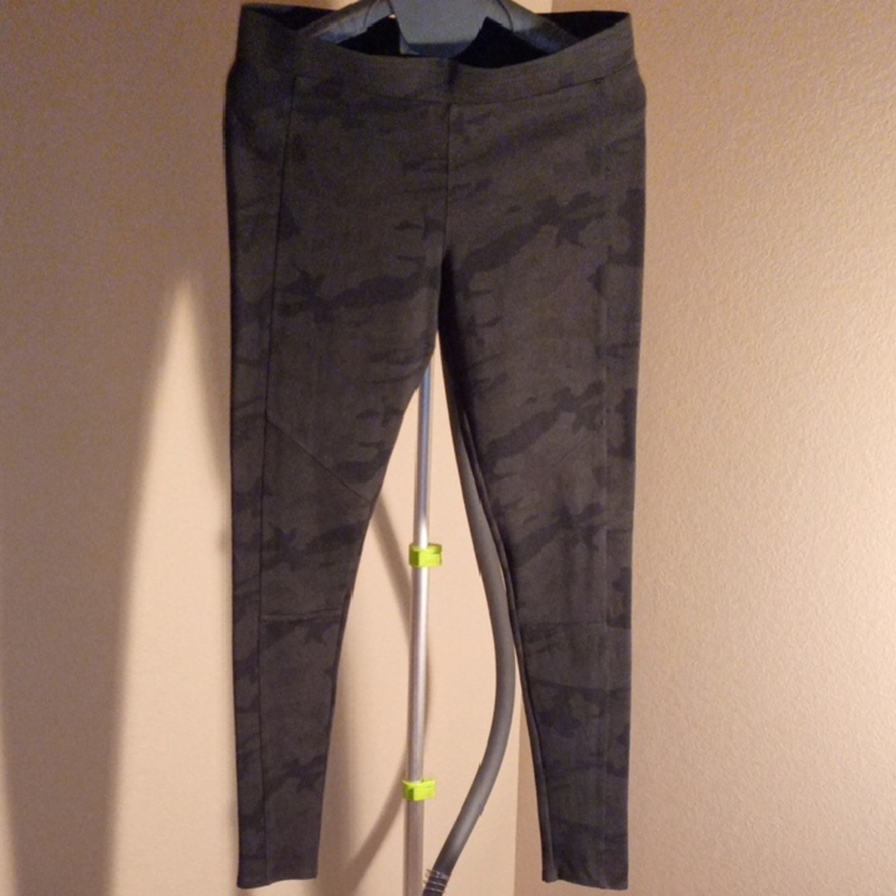 NWOT Mudd Black & Olive Camouflage Leggings Size M